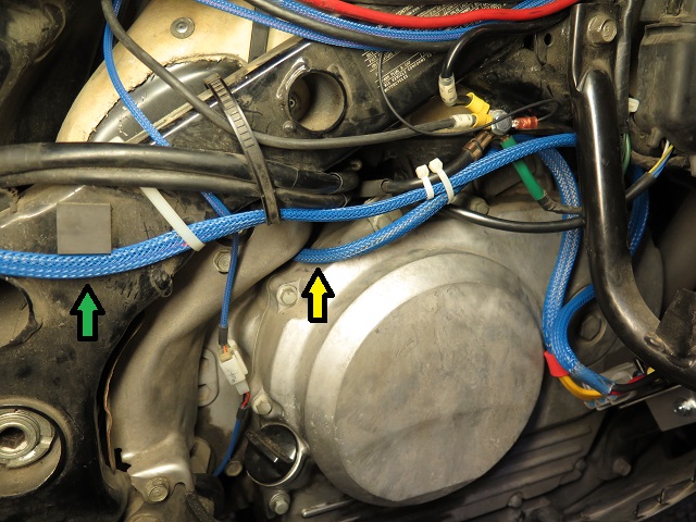 Cable routing: stator (yellow arrow) and battery (green arrow).
