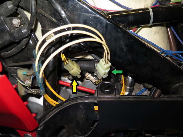 Old (yellow arrow) and new (green arrow) stator connectors.